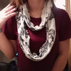 Stylish Scarves 🧣🧤